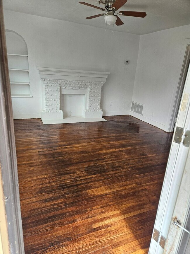 Building Photo - 2 bed 1 bath for lease near downtown