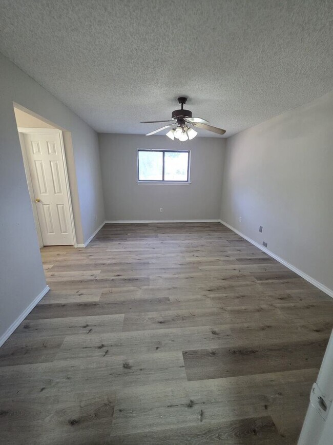 Building Photo - Charming and move-in ready! 3 Bedroom hous...