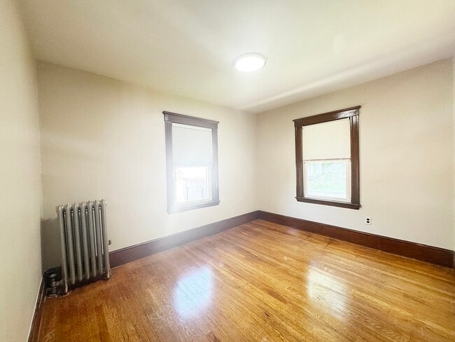 Building Photo - 211 Gladstone St