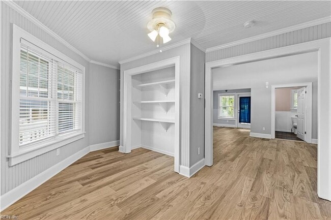 Building Photo - One-of-a-Kind 6-Bedroom Property