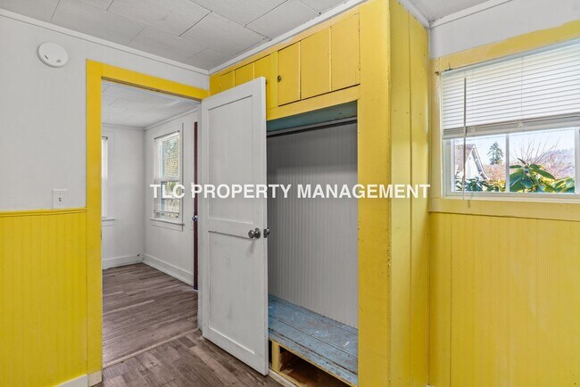 Building Photo - 717 S 2nd St