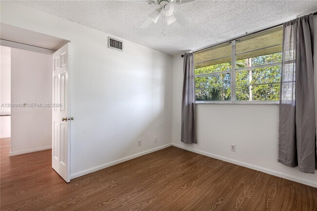 Building Photo - 9949 Sandalfoot Blvd