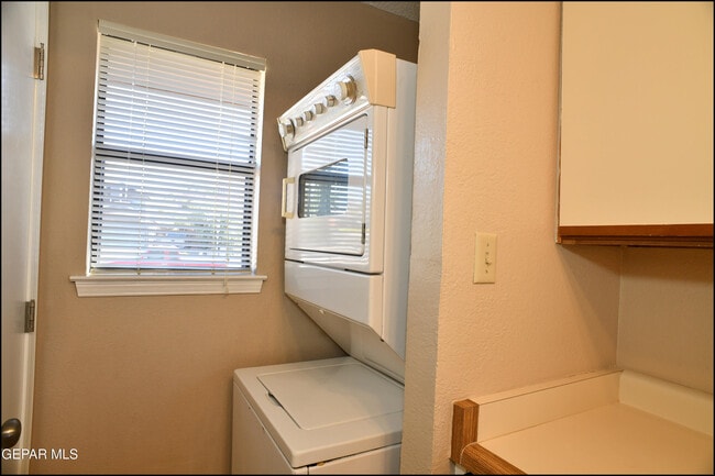 Building Photo - 813 Knorr Pl