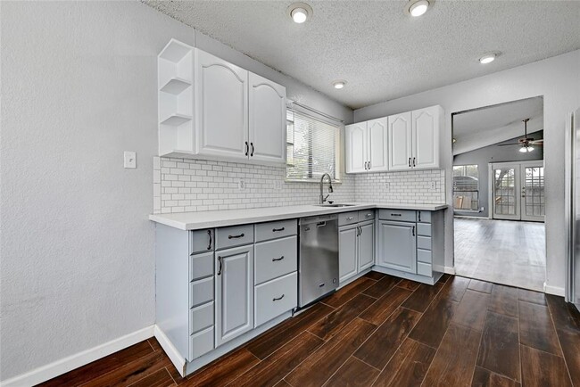 Building Photo - 2100 Balsam Way