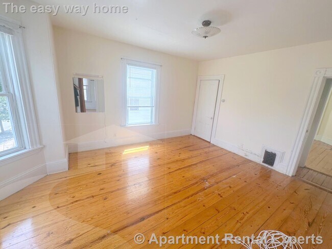 Building Photo - 44 Elm St