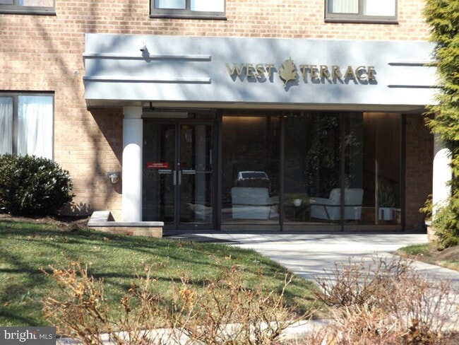 Building Photo - 1640 Oakwood Dr