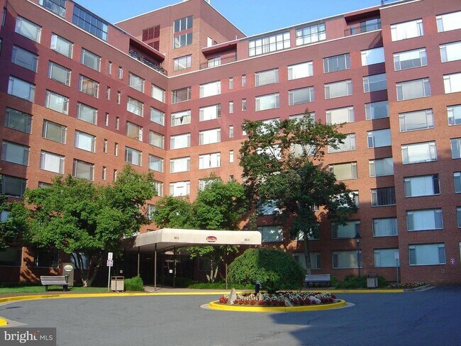 Primary Photo - 1021 Arlington Blvd