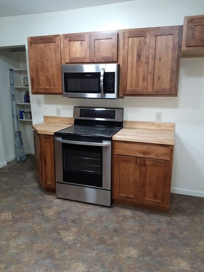 Building Photo - Pet Negotiable Four Bedroom Home