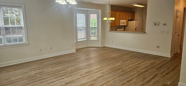Building Photo - Darling 2br/2.5ba end unit townhome in Exc...