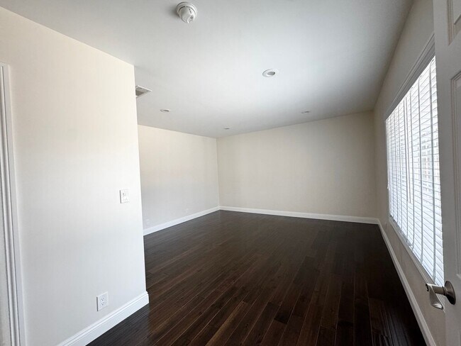 Building Photo - Beautiful 4 Bedroom 3.5 Bathroom Home in t...