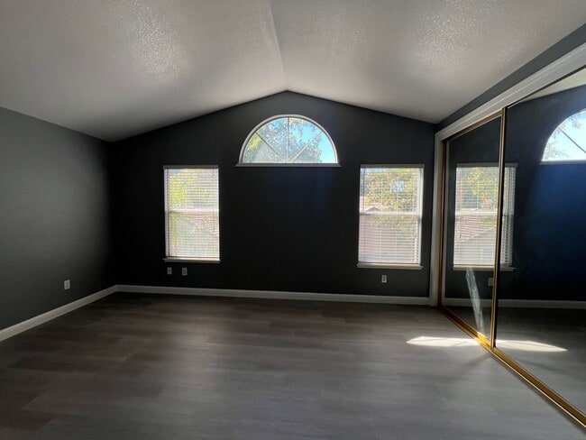 Building Photo - Stunning Open Home In Willow Creek Estates