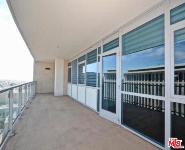 Building Photo - 3785 Wilshire Blvd