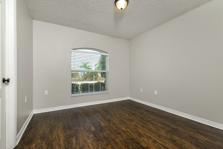 Building Photo - 6025 Live Oak Dr