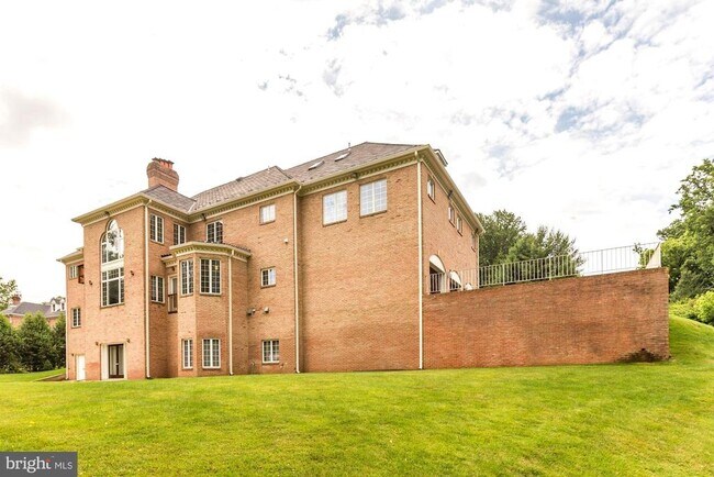 Building Photo - 914 Helga Pl