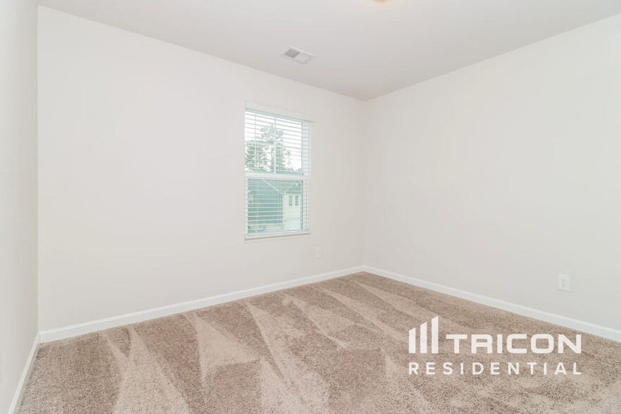 Building Photo - 2977 McKenzie Dr