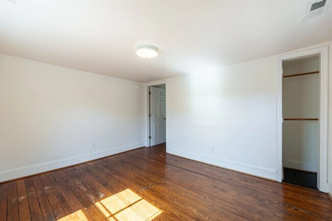 Building Photo - Walk to Main Street Restaurants and Downtown! Charming home, just like grandma's house!