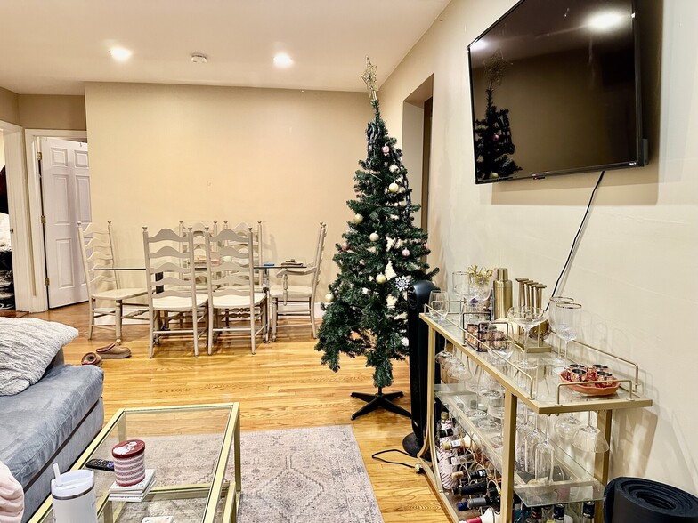 Building Photo - 72 Egmont St