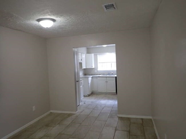 Building Photo - 327 Oakdale Dr