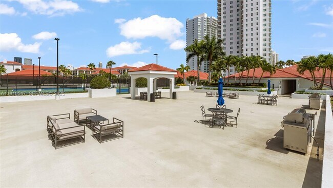 Building Photo - 3245 NE 184th St