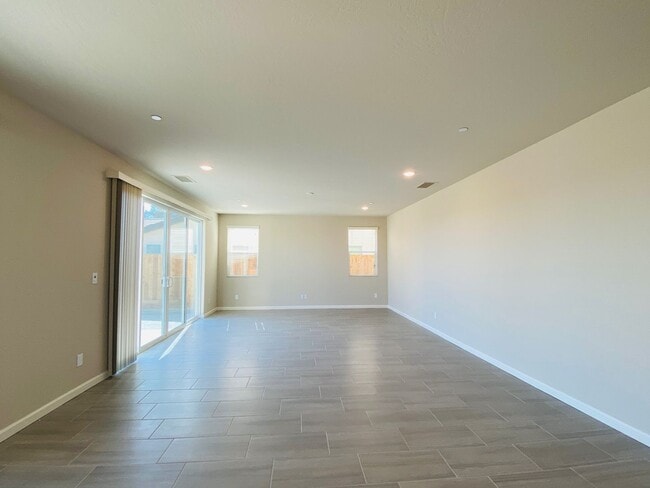 Building Photo - COMING SOON! $2,750 Ashlan & Highland, 4 B...