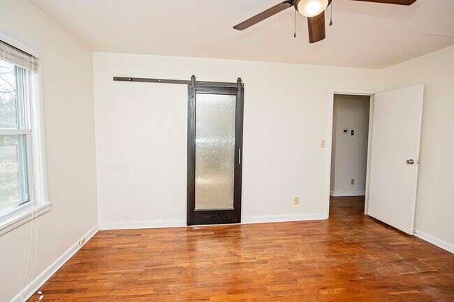 Building Photo - 1448 E Walnut St