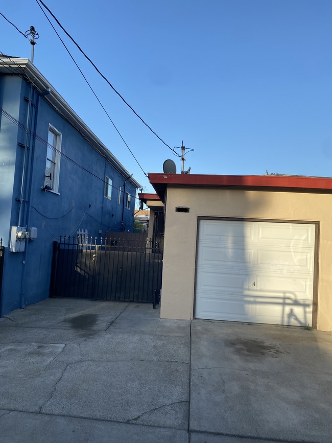 Building Photo - 446 21st St