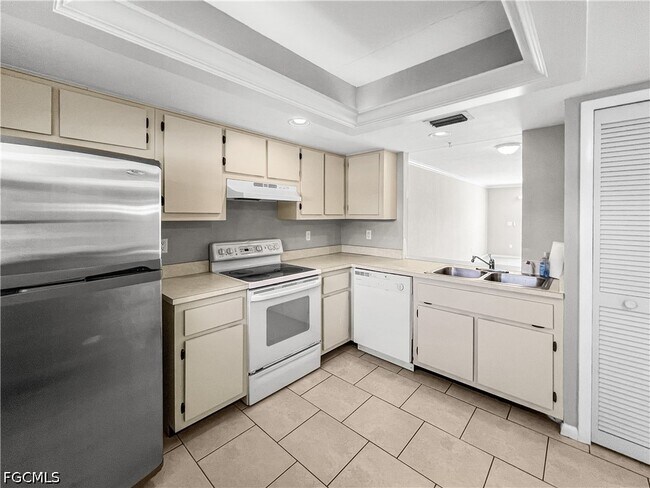 Building Photo - 4530 SW 10th Ave