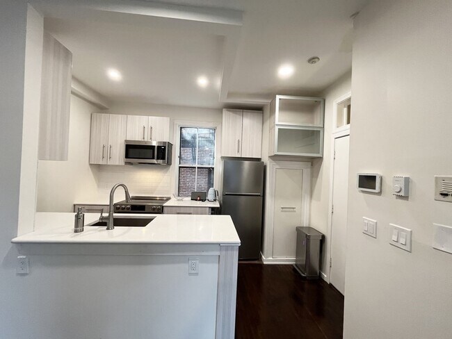 Building Photo - 2A Wellington St