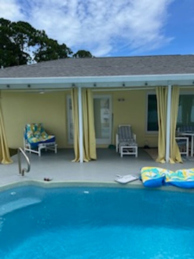 Building Photo - 3 BEDROOM POOL HOME OASIS IN FLORIDA SHORE...