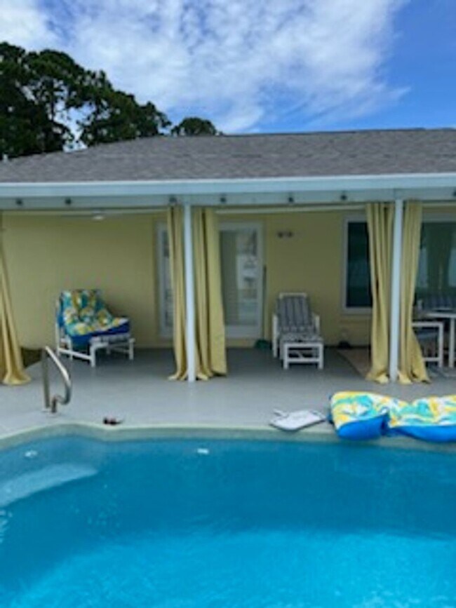 Building Photo - 3 BEDROOM POOL HOME OASIS IN FLORIDA SHORES EDGEWATER