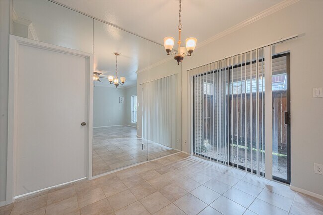 Building Photo - 2025 Augusta Dr