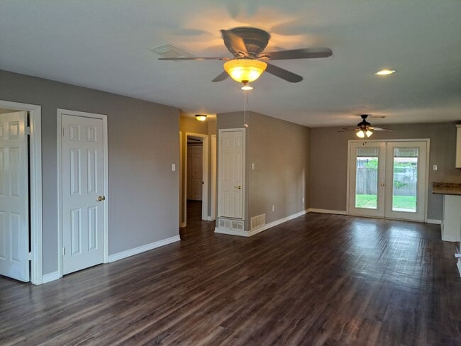 Building Photo - 3 Bedroom / 2 Bath / 2 Car Garage
