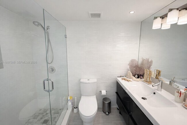 Building Photo - 5900 Collins Ave