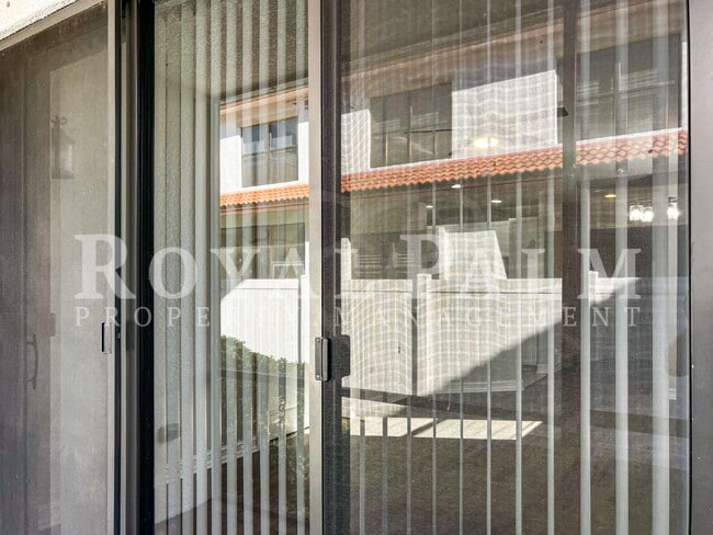 Building Photo - Big on Space, Smart on Layout — 3 bedroom 2.5 bath corner END UNIT pet-friendly townhouse!