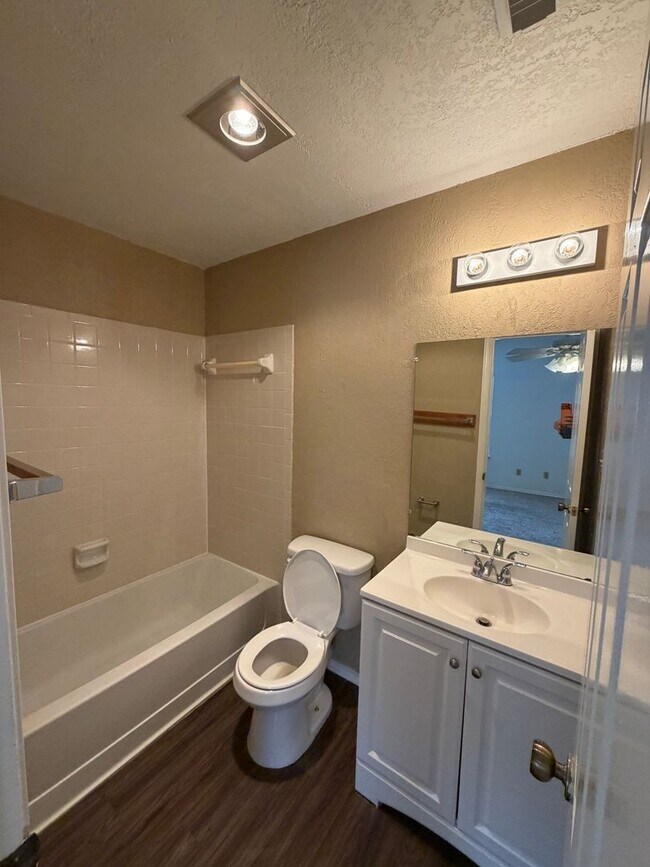 Building Photo - Welcome home to this charming 2-bedroom, 2-bathroom duplex located in Woodstone Subdivision - loc...