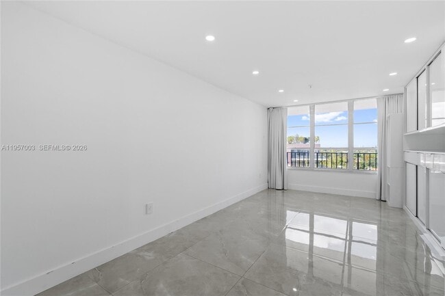 Building Photo - 4101 Pine Tree Dr