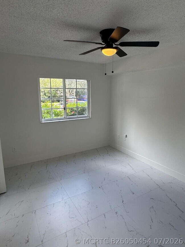Building Photo - 3221 Sabal Palm Manor