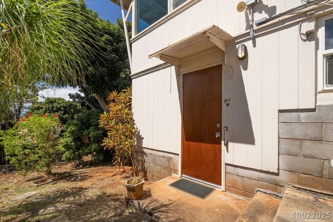 Building Photo - Move in Ready! 1 BD 1 BA home in Aiea ($300 off the first month’s rent if moved in December 21, 2...