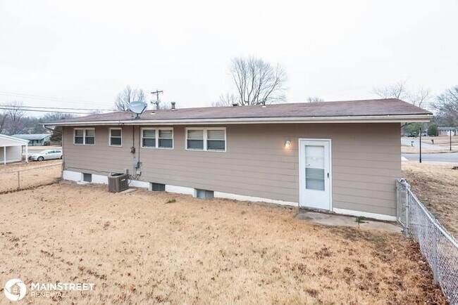 Building Photo - 10401 Trask Dr, Dellwood, MO 63136