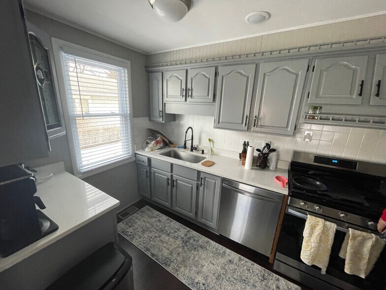 Building Photo - 1524 E Algonquin Rd