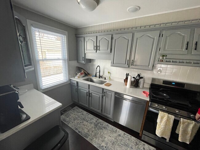 Building Photo - 1524 E Algonquin Rd