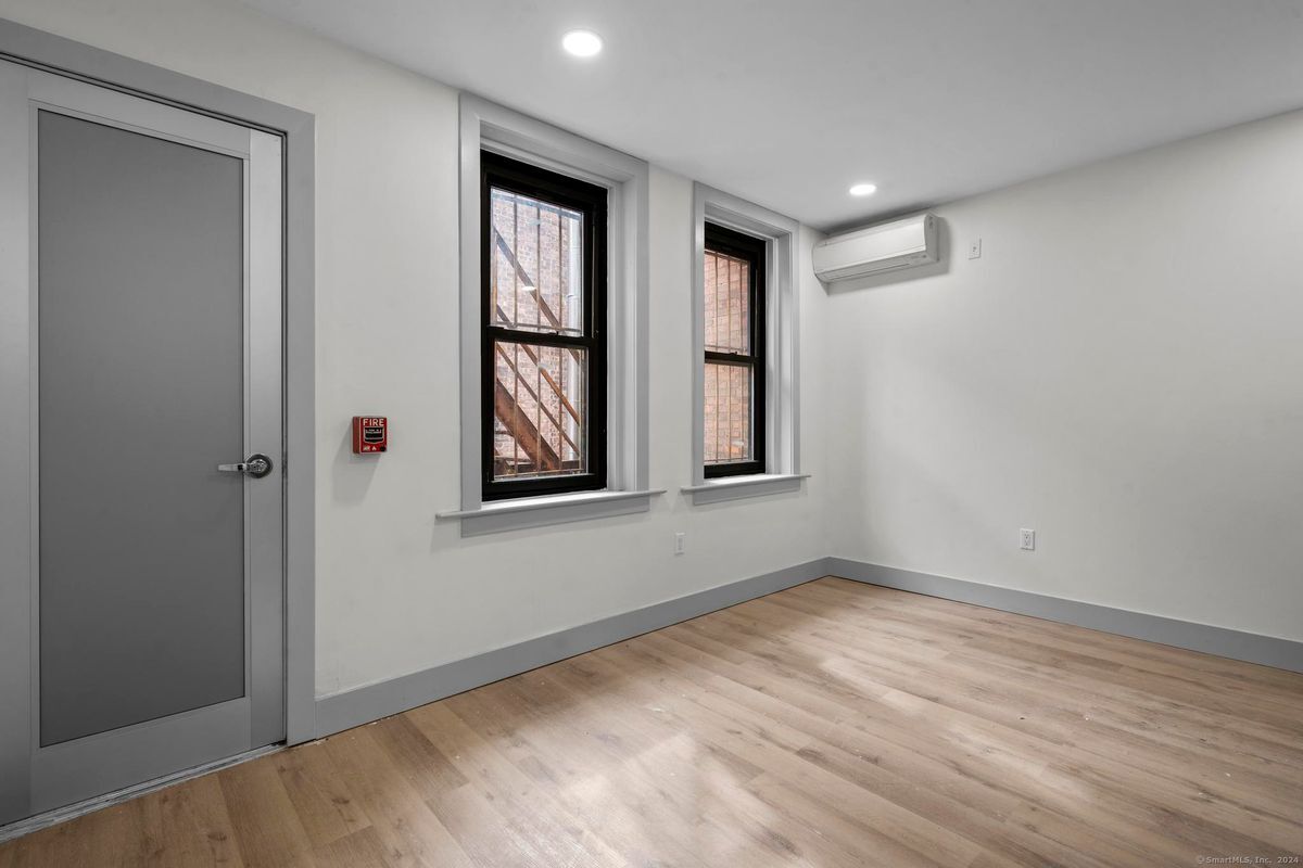 Building Photo - 111 Bank St