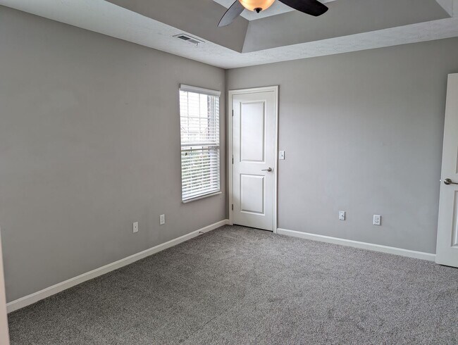 Building Photo - AVAILABLE NOW! Luxurious and Modern 3-4 Bedroom / 3.5 Bath Townhome in the Twin Lakes Community!