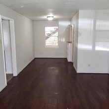 Building Photo - 400 Oak Dr