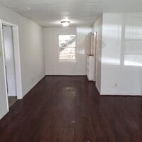 Building Photo - 400 Oak Dr