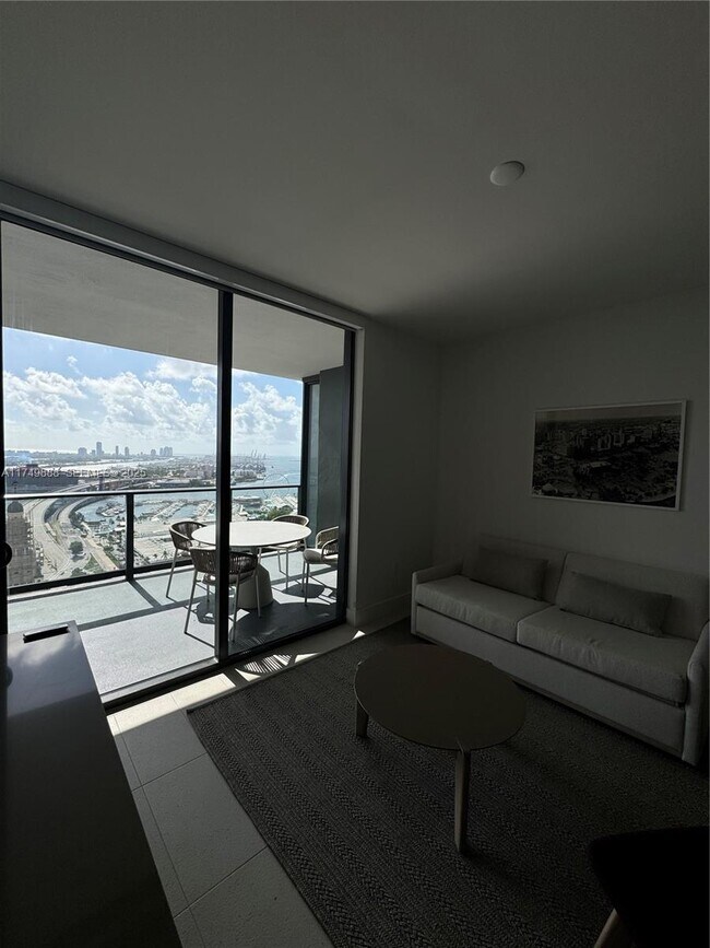 Building Photo - 601 NE 1st Ave