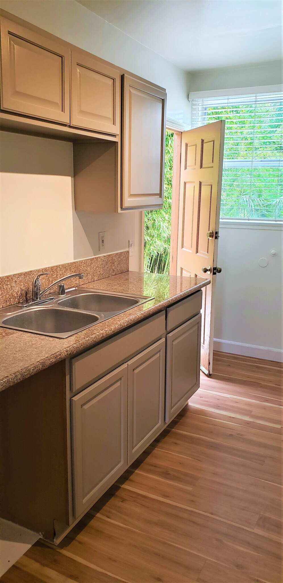 Kitchen - 4142 Shadyglade Ave