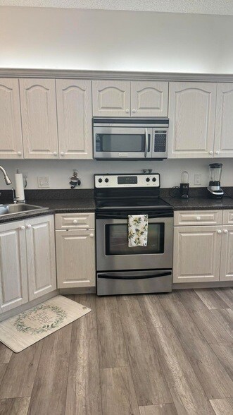 Building Photo - 5267 Europa Dr