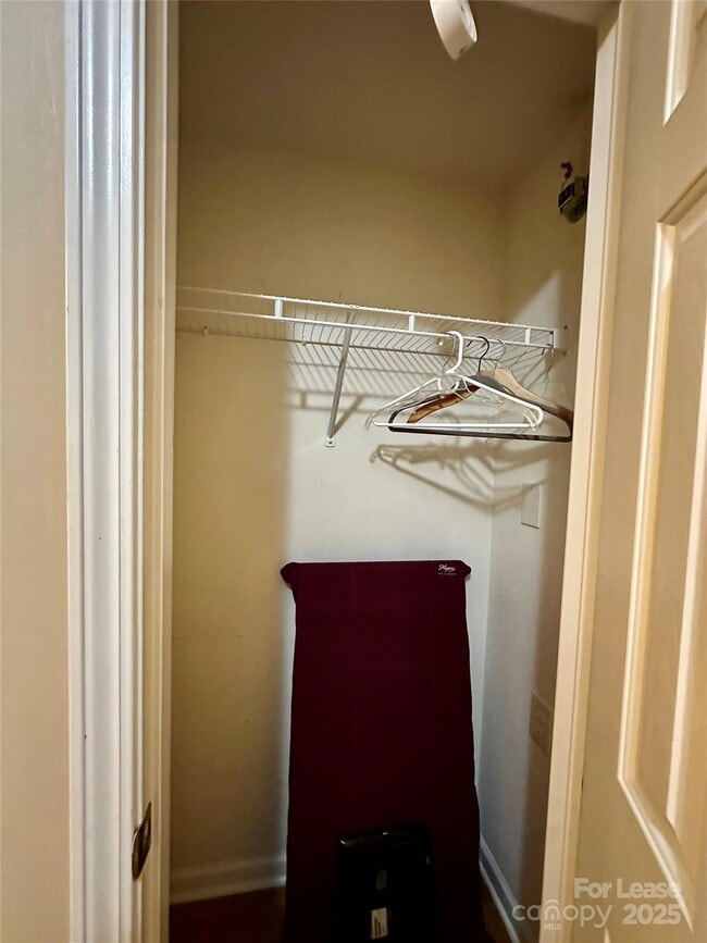 Building Photo - 1913 Thorn Crest Dr