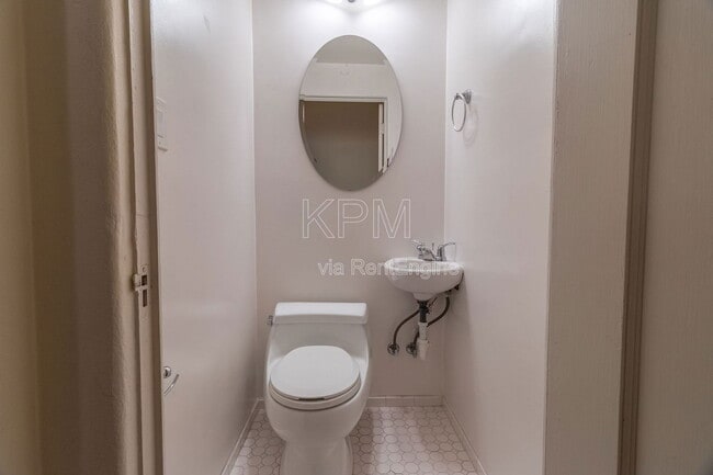 Building Photo - 810 W Willow St